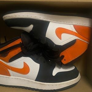 Jordan 1 Mids in shattered backboard